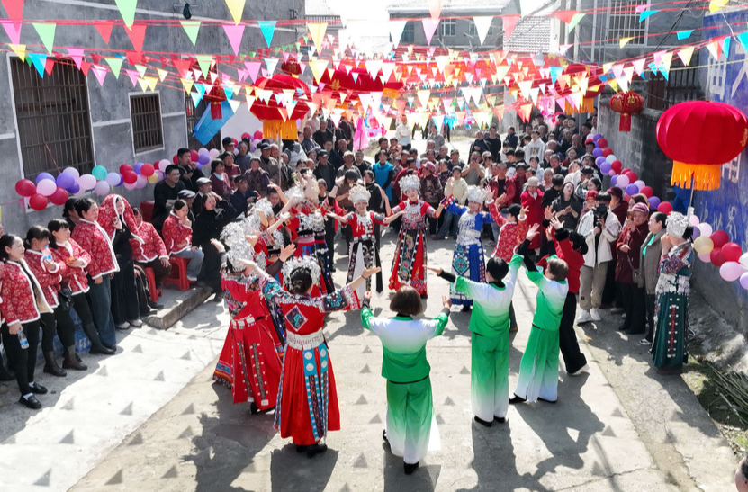 苗乡年味浓！麻阳60余名外嫁女集体回村，糍粑香里庆团圆