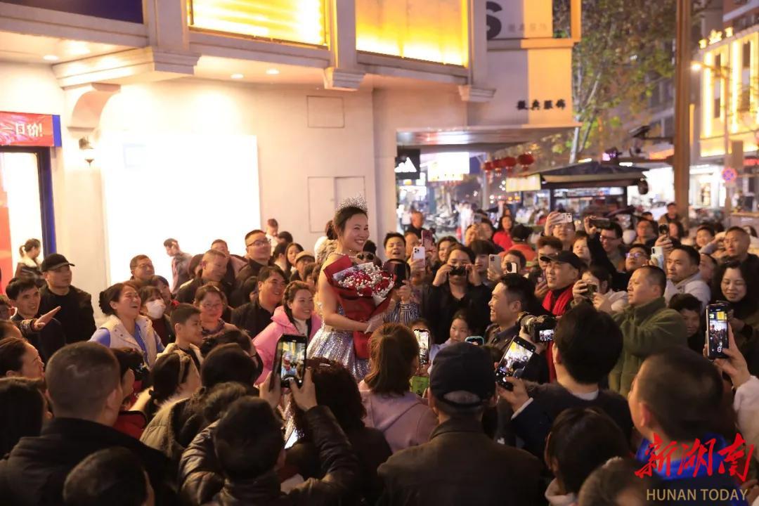 “衡”有年味|情歌阳台+古韵戏台，雁峰这一夜，“浪漫值”和“文化味”都拉满了！