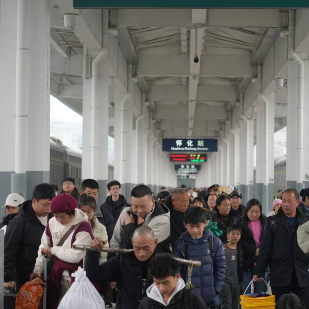 怀化火车站迎来节前返乡客流高峰 暖心服务护航团圆路