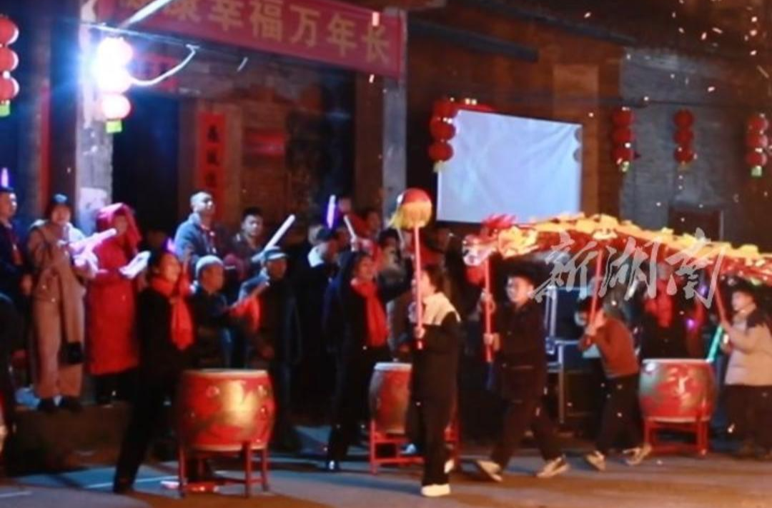 小朋友舞龙、“财神”发红包……耒阳这场邻里篝火晚会，点燃了最浓的年味