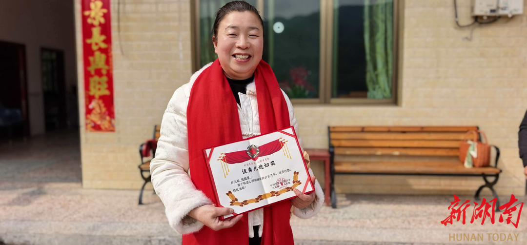 桃江好儿媳何超军一千日夜守护瘫痪公公，大年初一喜获“优秀儿媳妇”证书！