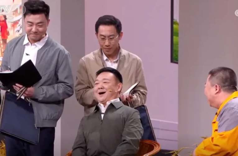 讽刺拉满的春晚小品，尺度不小
