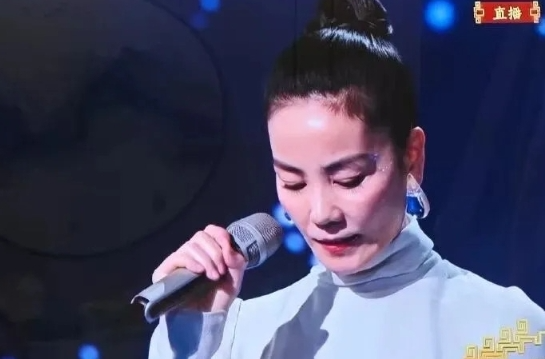 王菲接过了李谷一的班？水滴耳环再次出圈，网友立刻找到同款！窦靖童发文