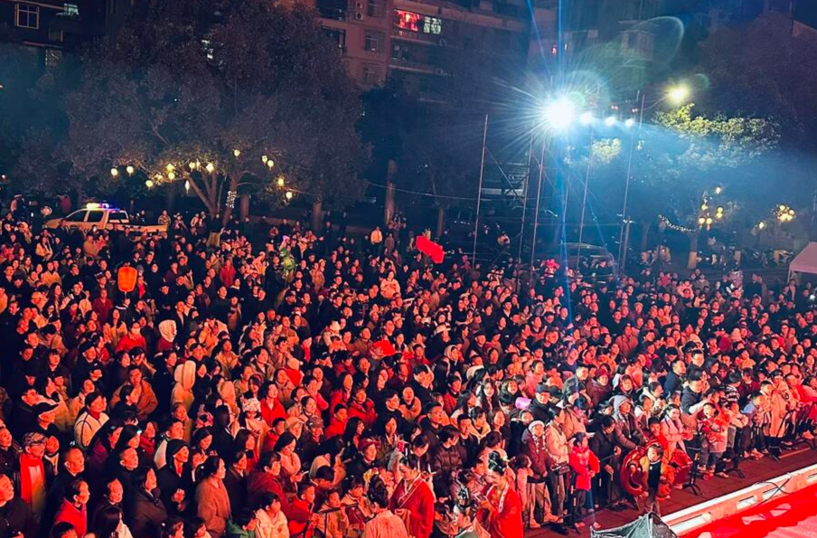 神秘湘西过大年丨泸溪大年初一晚万人空巷：千灯齐飞映沅江，万民同乐庆马年