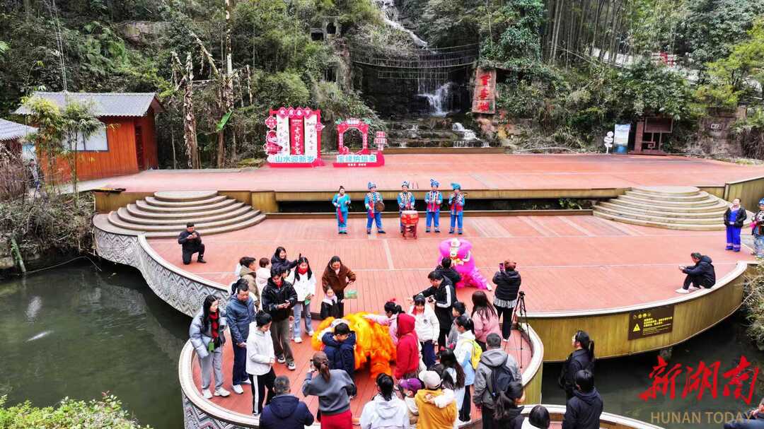 张家界宝峰湖景区非遗展演闹新春 山水间尽展土家年味