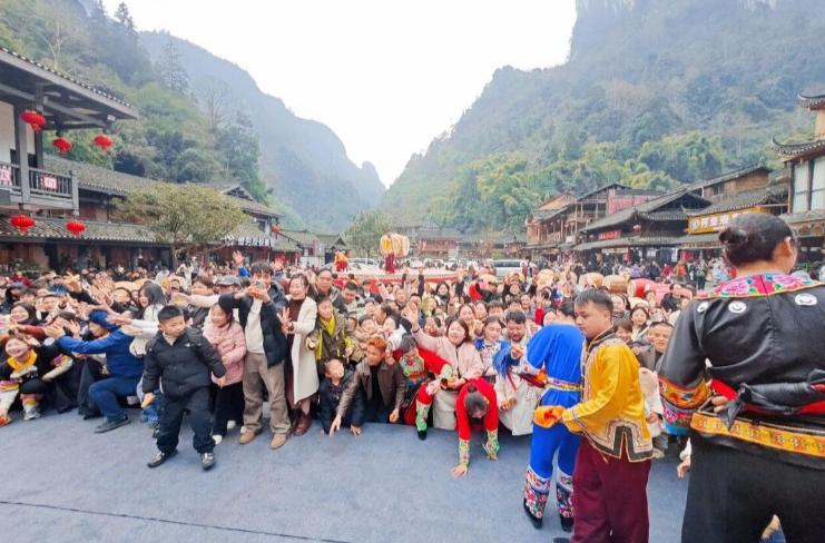 矮寨系列特色活动闹新春 矮寨奇观旅游区日接待游客两万余人次