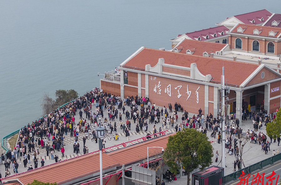 红火又青春！恰同学少年广场春节假期游人如织
