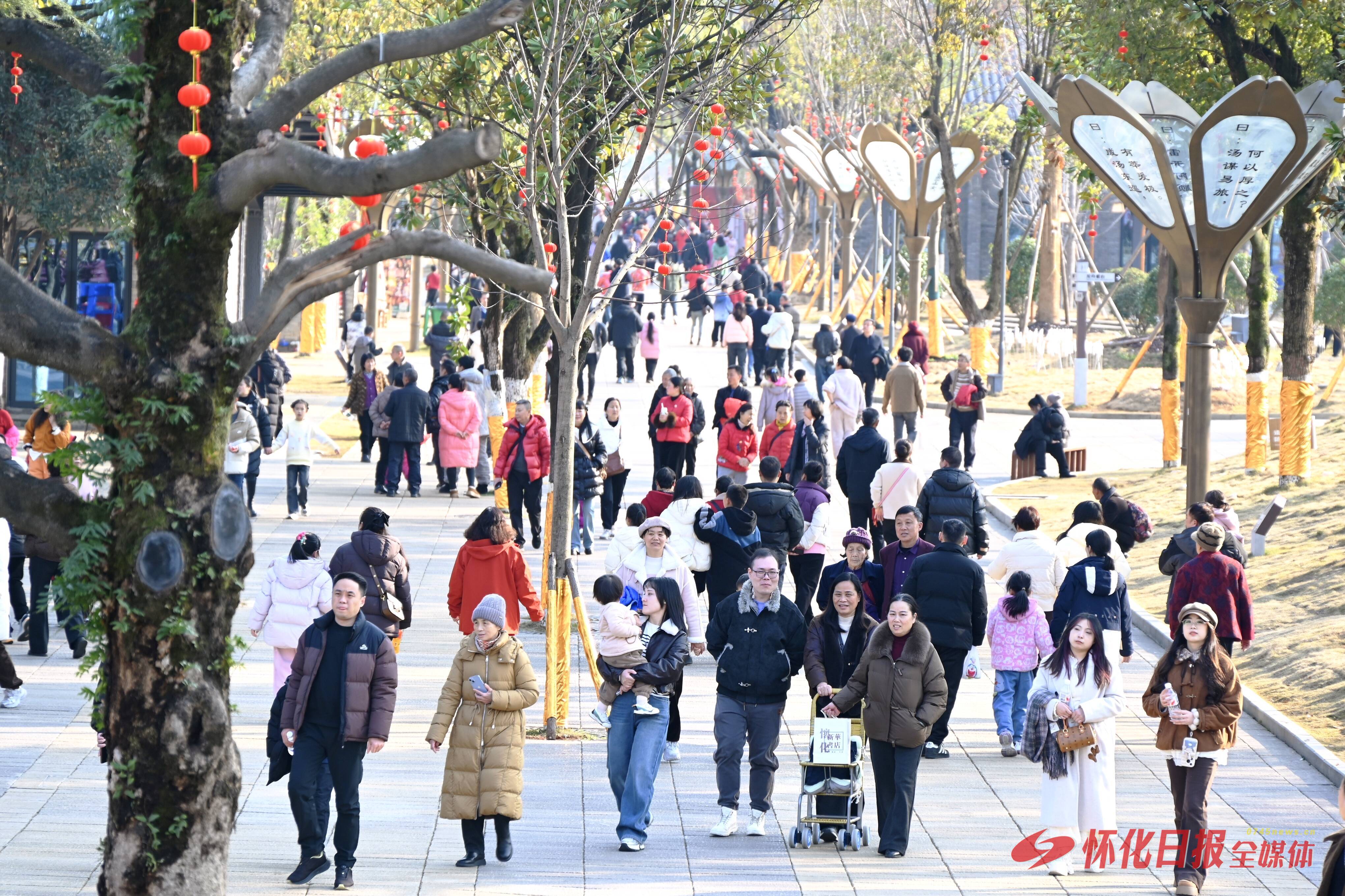 天气转好 怀化市民户外感受春意