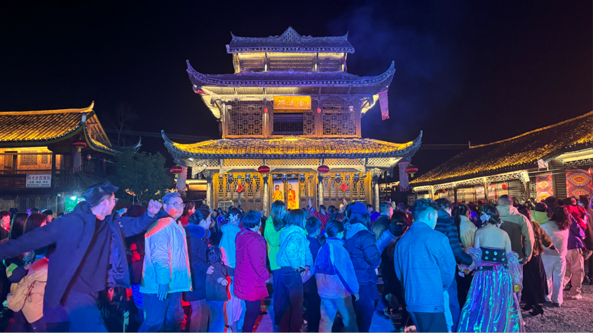 龙山惹巴拉景区年味浓，土家山寨展示传统民俗