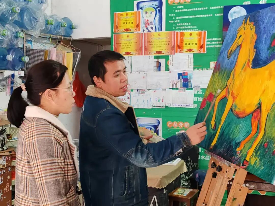 桂阳送水工刘如龙：在水桶堆里用画笔勾勒热爱