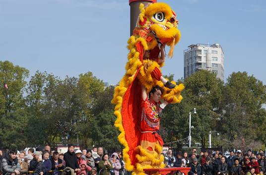 龙山：雄狮闹春过大年