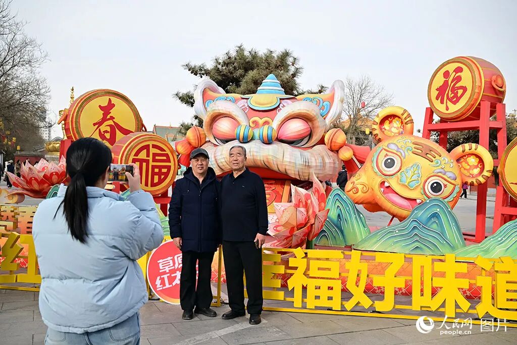 2026年2月20日正月初四，游客在呼和浩特和花灯合影。人民网记者 寇雅楠摄