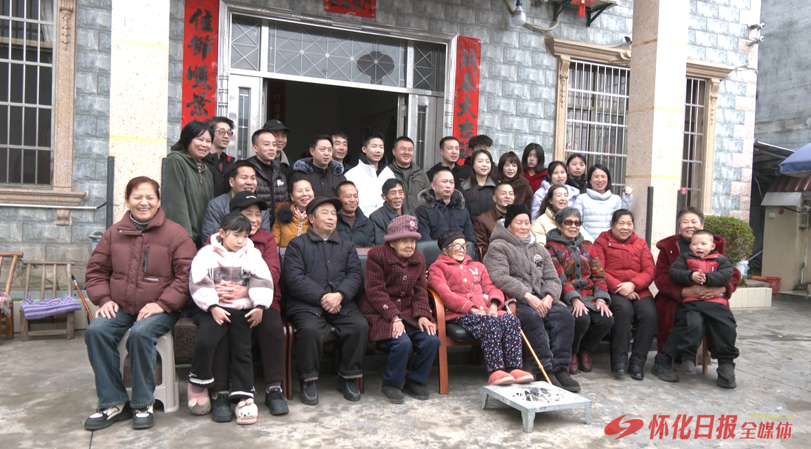 咔嚓！300多张全家福定格麻阳山村幸福年