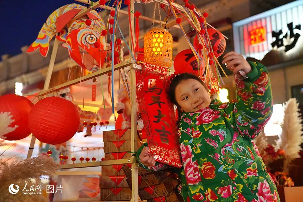 2026年2月19日，一名游客在长春商埠地历史文化街区拍照留念。人民网记者 李洋摄