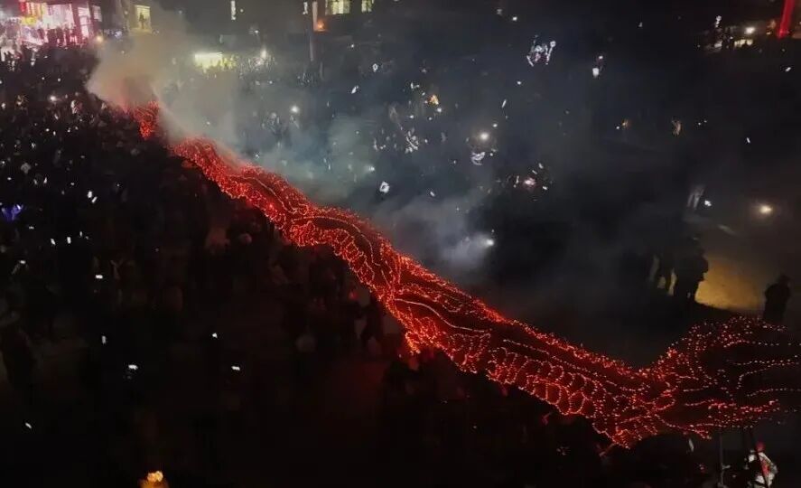 新春走基层 最火在汝城｜武汉200余名游客组团打卡汝城香火龙
