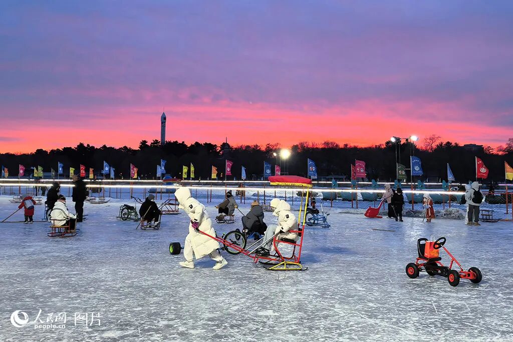 2026年2月18日大年初二， 市民游客在长春市南湖公园冰面追风，尽享冰雪乐趣。人民网记者 王帝元摄