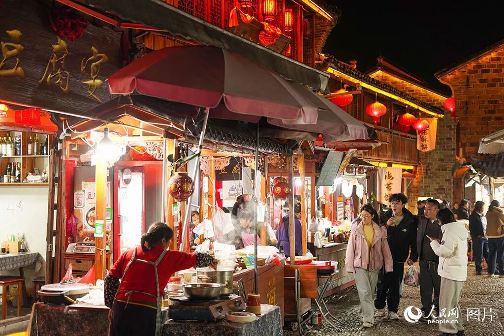 2026年2月19日晚，浙江省宁波市宁海县前童古镇夜色璀璨，古韵与年味交相辉映，吸引市民游客夜游打卡，乐享佳节。人民网 章勇涛摄