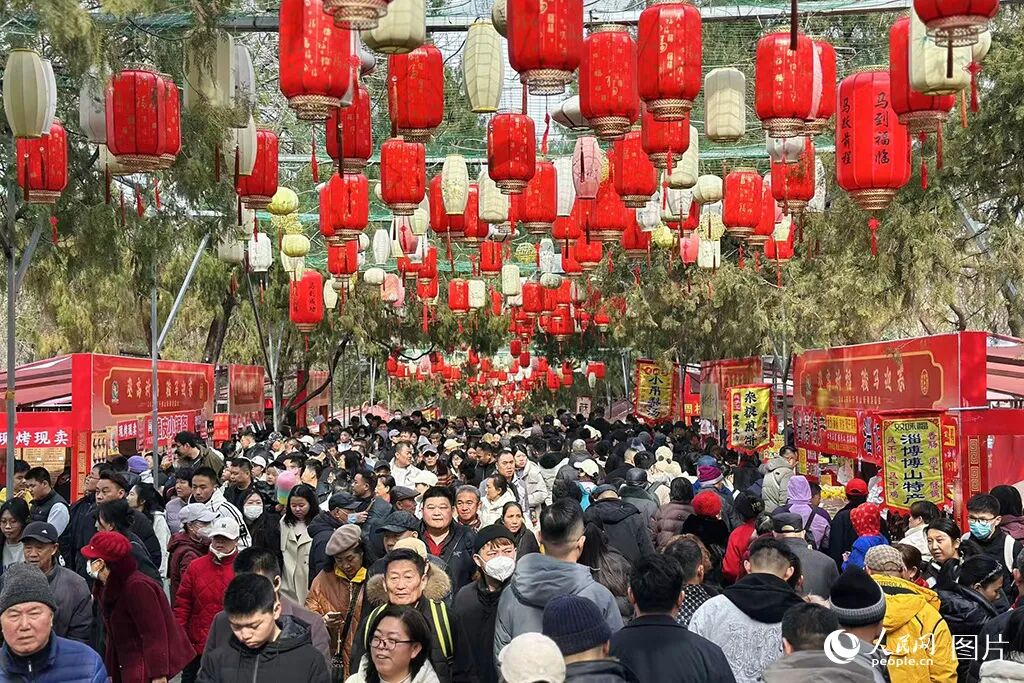 2026年2月17日，2026年济南千佛山新春游园会现场游人如织。人民网记者 乔姝摄