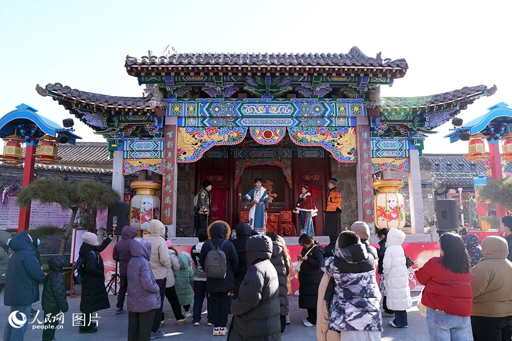 春节期间，天津市西青区杨柳青古镇围绕“吉祥年”主题，持续推出多元化的新春文化体验活动。图为游客参与沉浸式互动体验《寻找白俊英》演出。人民网记者 崔新耀摄