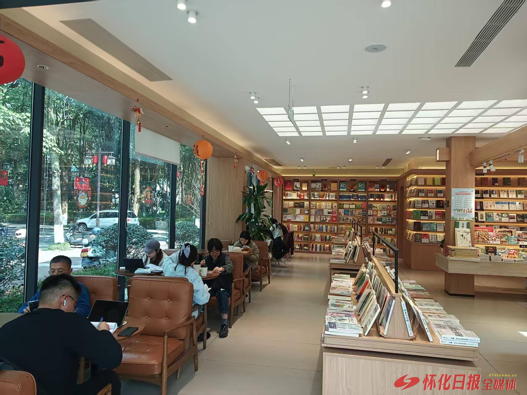 新春书香浓 怀化城区书店人气旺