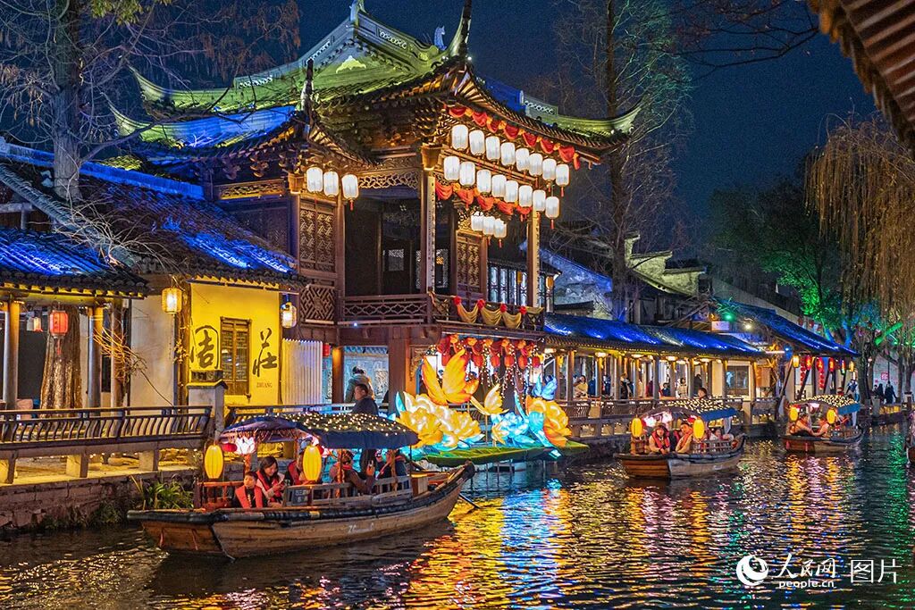 2026年2月17日，江苏昆山，游客坐船游览周庄古镇，欣赏璀璨夜景。人民网记者 王初摄