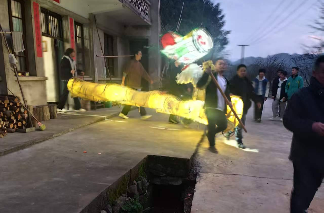 公益龙灯越舞越有劲