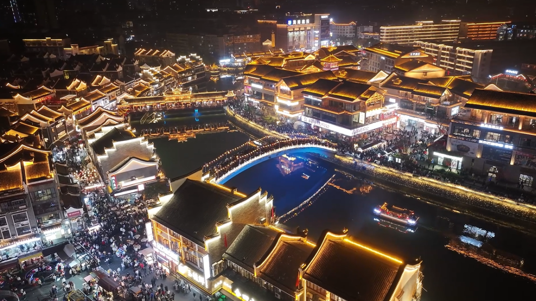 夜游裕后街，邂逅“浪漫年”