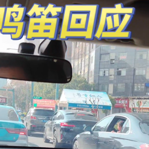 视频|十字路口，女孩挥手致意，交警鸣笛回应