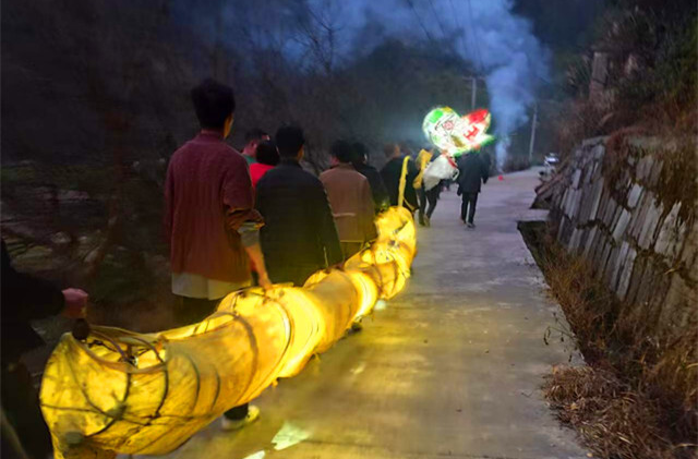 溆浦黄茅园镇：修路架桥做公益，大冲院子龙灯越舞越有劲