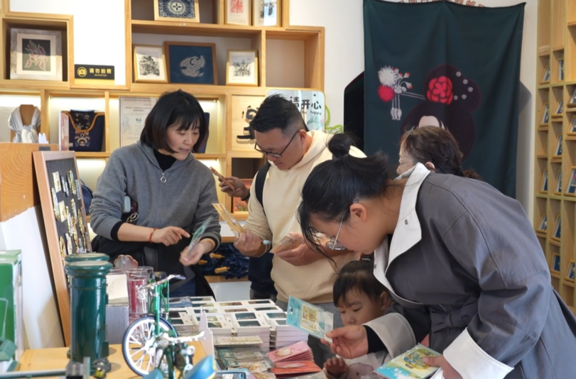 凤凰古城文创产品热销 非遗焕发新活力