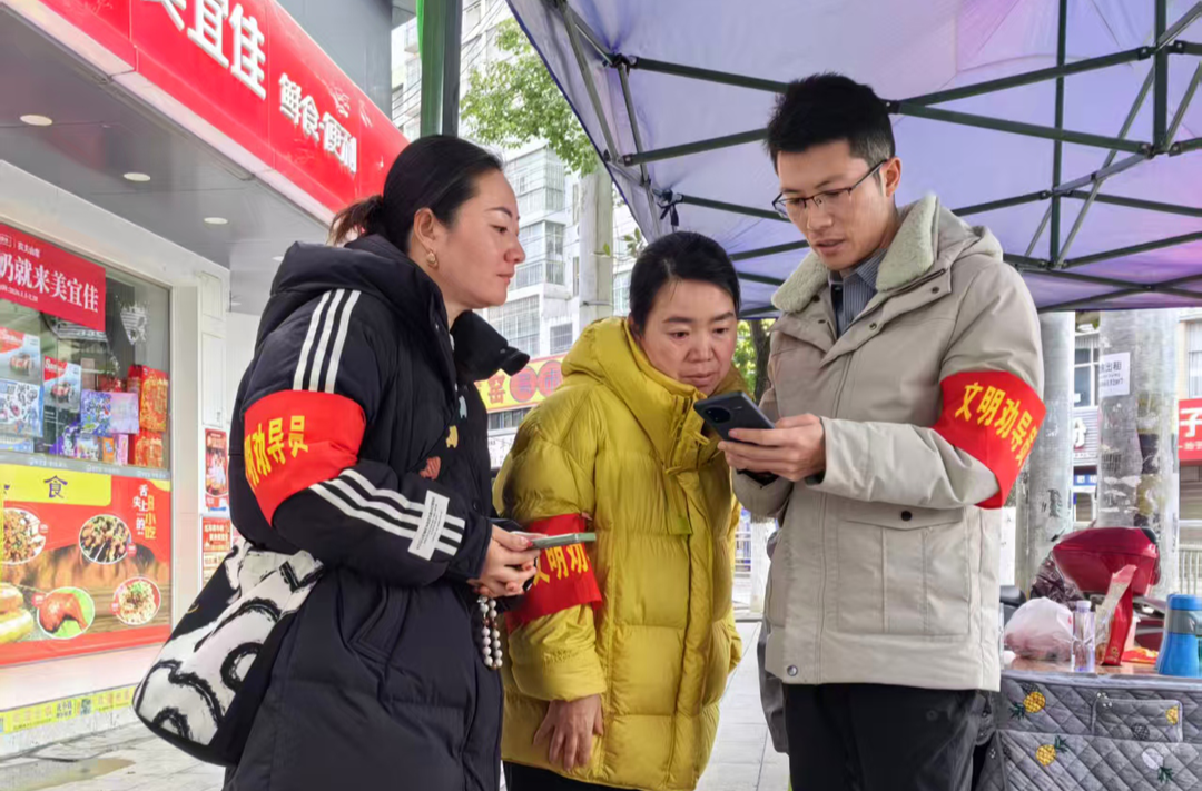 春节期间龙山党员干部以担当作为守护万家灯火