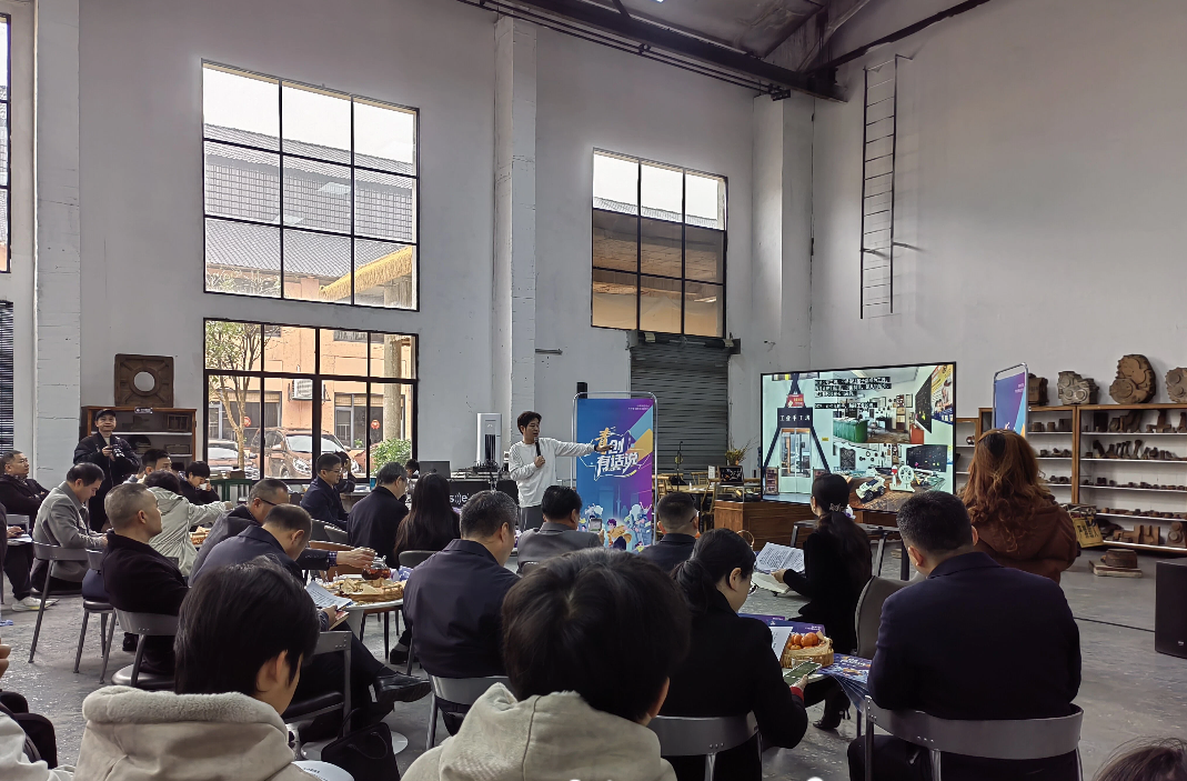 今天，市长与青年老厂房里聊“开小店”