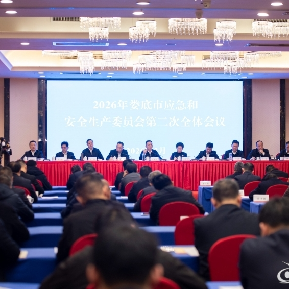 何朝晖：突出重点 抓实基础 坚决守住安全发展底线