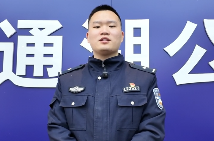 “此情此景我一辈子都忘不了！”女孩深夜失联，大通湖民警陪护5小时等来湖北父亲