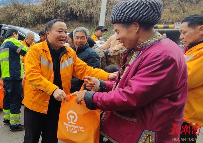 爱路护路宣传走进渝怀铁路沿线