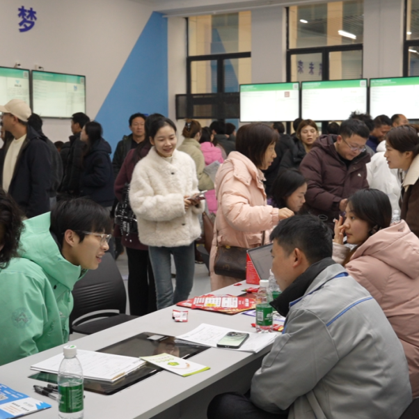 开门红！平江首场招聘会火爆开场