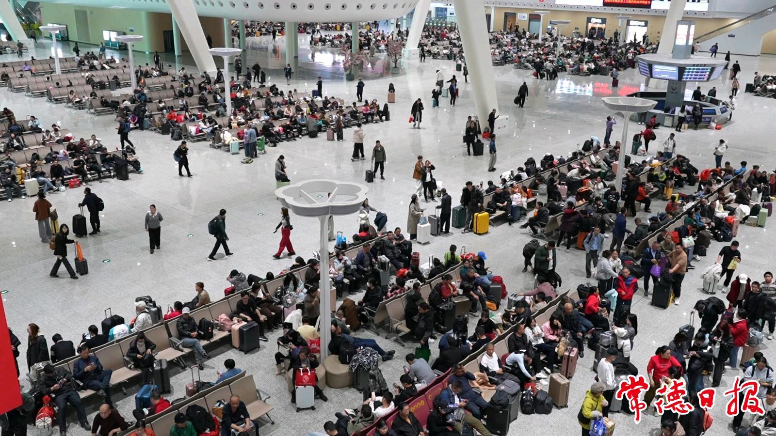 节后返程高峰持续 常德火车站日均到发旅客约3万人次