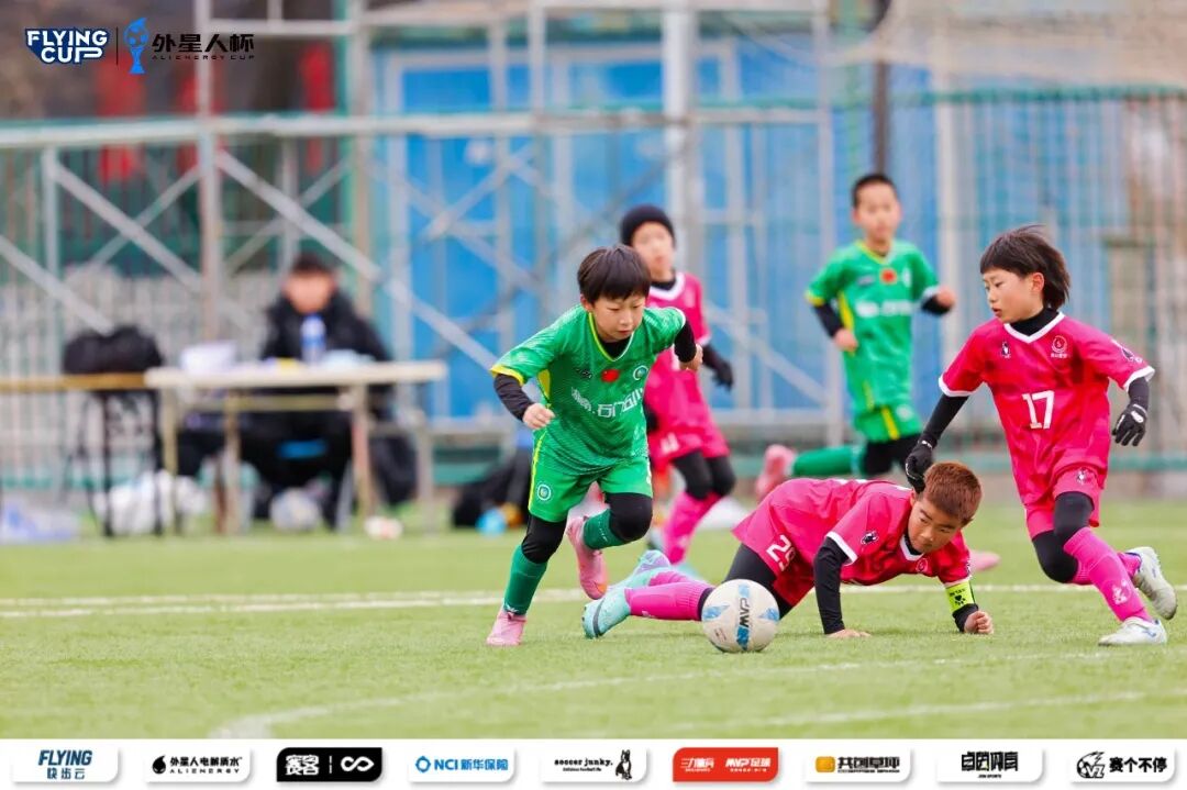 常德石门五小足球小将勇夺国际精英邀请赛冠军