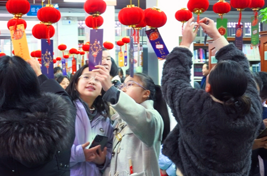 辰溪：猜普法灯谜 闹书香元宵