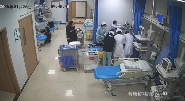 男生狂玩36小时手机突然晕倒，抢救30天后仍不能说话、不能自主进食