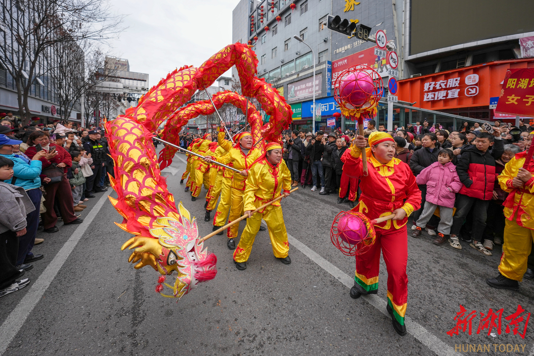 古村老人进城看元宵 为乡土文化找 “路子”