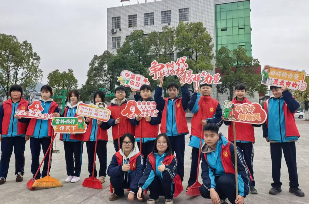 开学日践行雷锋精神！学子以劳动为校园“焕新”