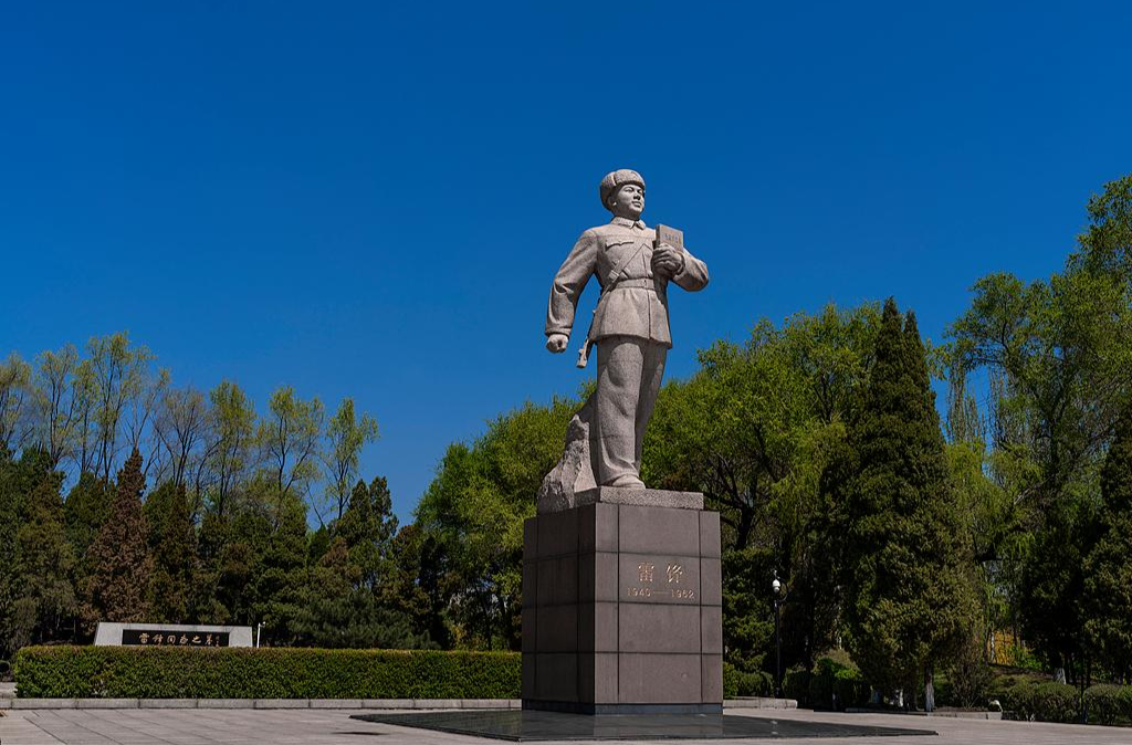 雷锋看似“隐身”的时代，恰是他的高光时刻