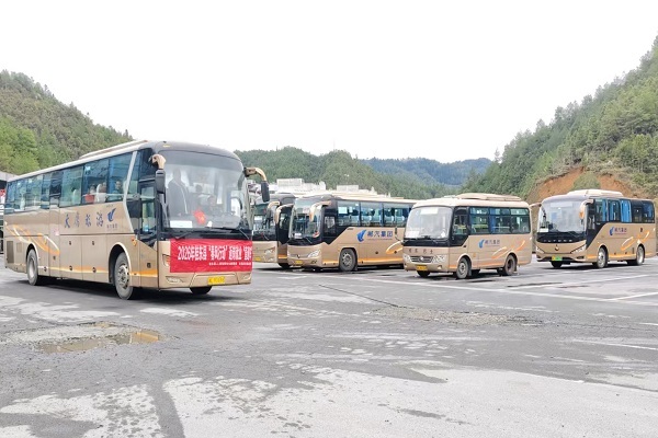 桂东：“点对点”护航返岗直通车 “红马甲”温暖务工人员
