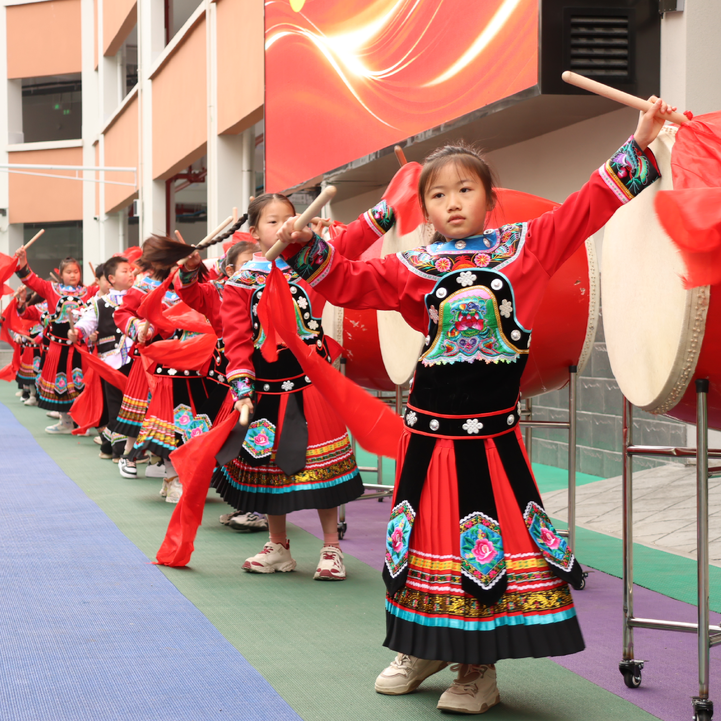 开学第一课，从“雷锋”讲起！这个小学开学典礼满满仪式感