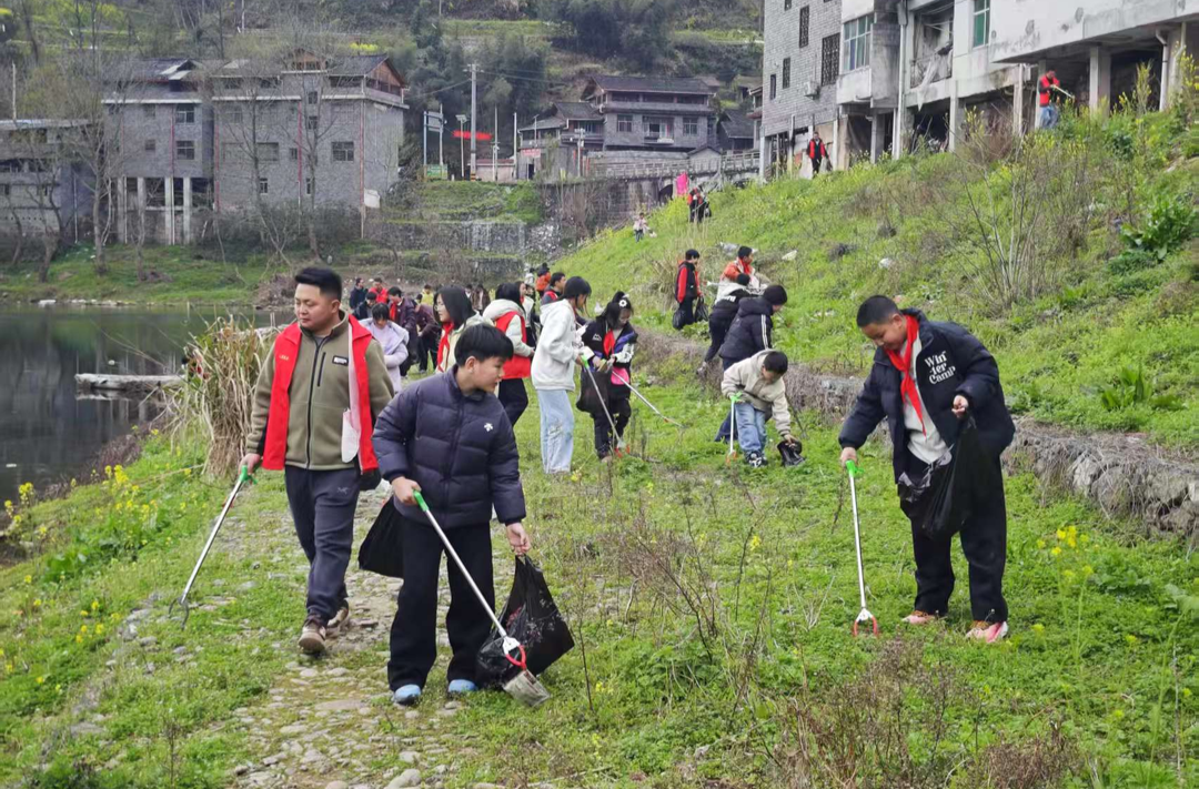 春“锋”拂河畔，同心护得碧波长