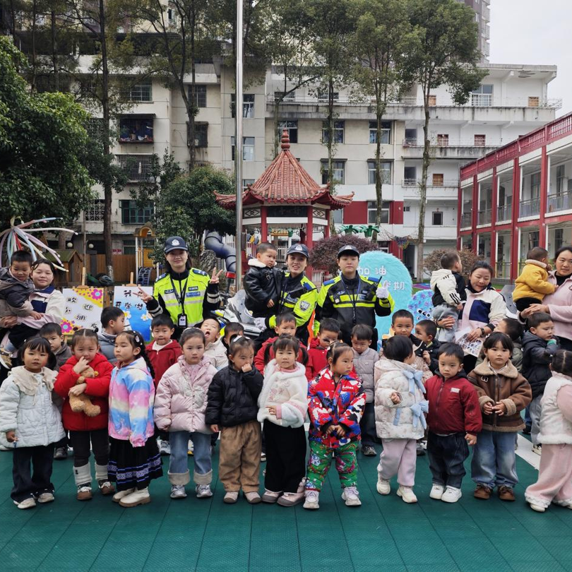 飒！女铁骑进校园，这堂开学第一课不一般~