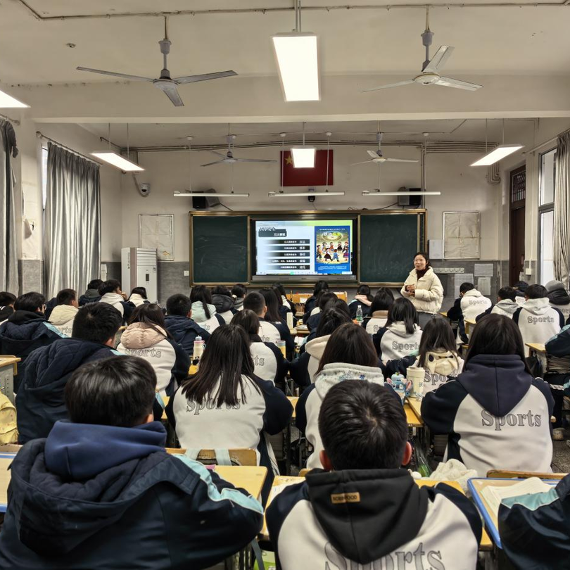 “国防也是我们的责任！”这堂开学第一课，学生的发言亮了