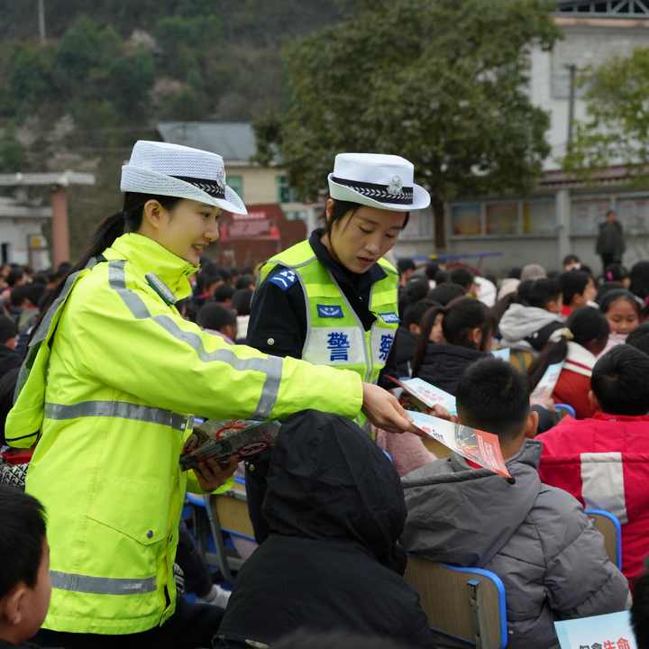 一问一答，安全入心！这堂交通安全课，孩子们抢着举手