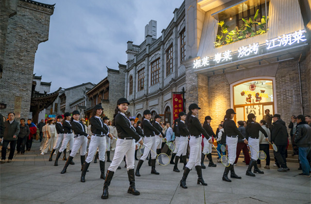 又美又飒！洪江区这场春日健身派对燃动古商城